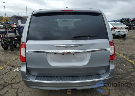 2015 Chrysler Town & Country Touring z USA, uszkodzony, nr VIN 2C4RC1BG2FR629921